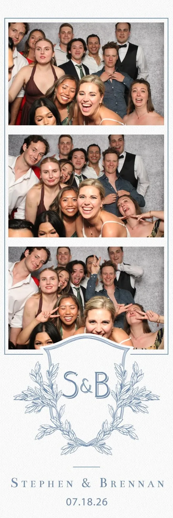 2×6 Magic Mirror strip of a big group of wedding guests crowding the frame at a Niagara-on-the-Lake reception