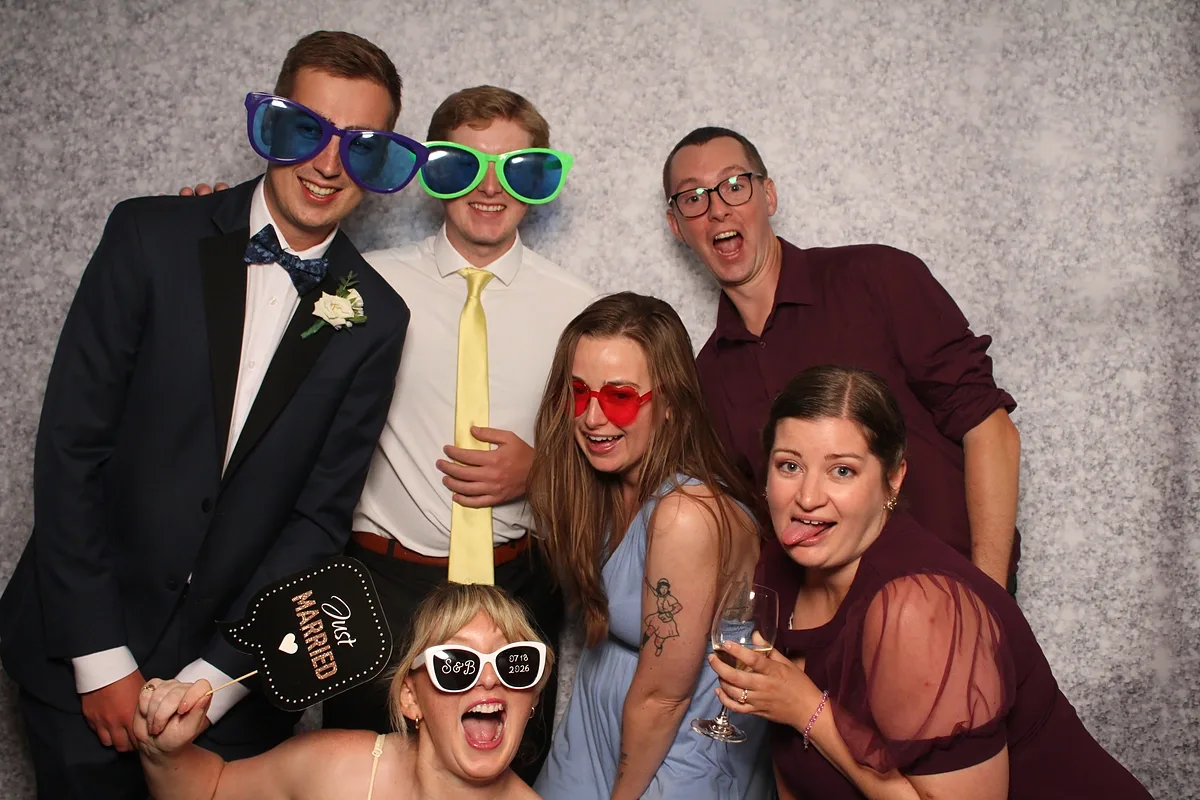 Wedding guests in oversized novelty glasses crowding the Pic Booth Magic Mirror at a Niagara-on-the-Lake reception